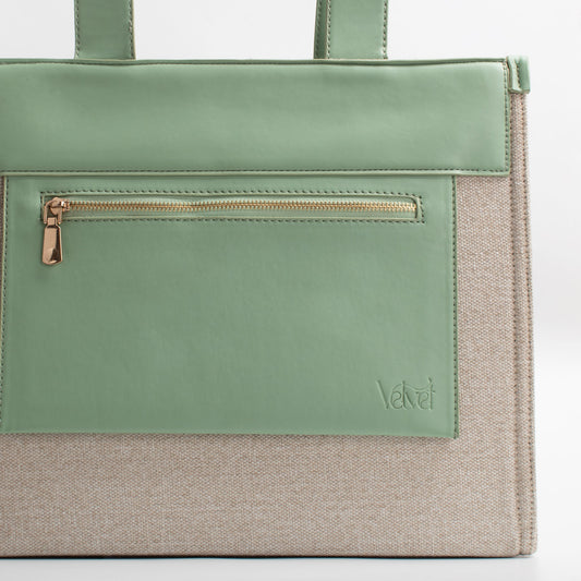 Emelie Tote In pistage