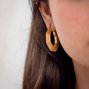Ari earrings in matte gold